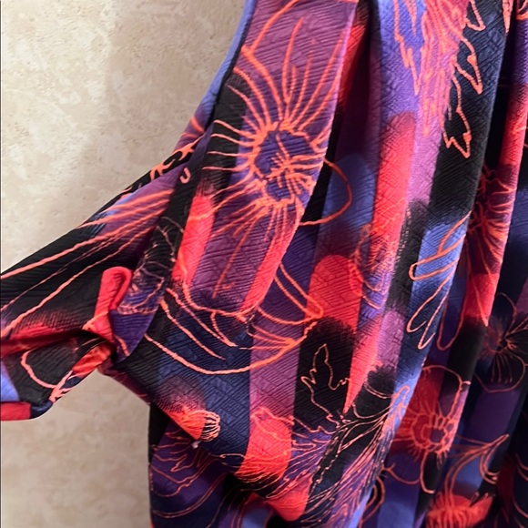 LuLaRoe Floral Red and Blue Short Sleeve Dress With Pockets - Picture 6 of 8